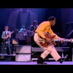 ¿Cómo se llama el paso del guitarrista de AC/DC? paso del pato